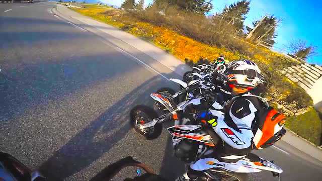 搞笑国外惊现无动力摩托车大赛起步瞬间笑翻网友