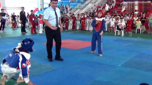 临沂市中小学跆拳道锦标赛第二天竞技比赛 张睿31KG以绝对优势战胜对手