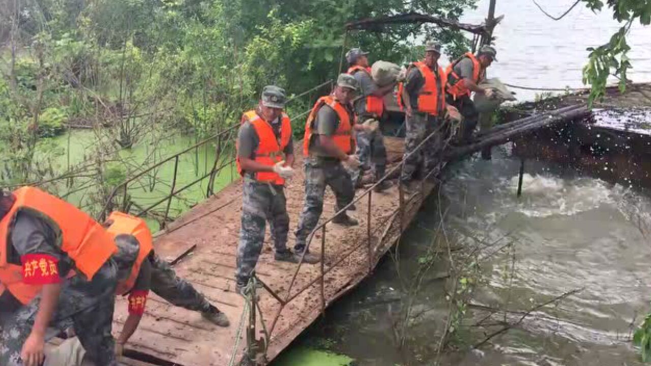 49秒视频记录官兵战士紧急处置抗洪抢险现场_高清