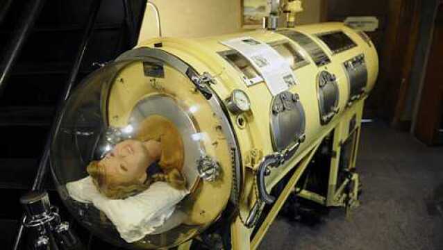 不得不住进铁肺里的小儿麻痹症患者现在还有10人靠它生存