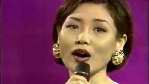 韩国上世纪歌后周炫美在1995年演唱《何日君再来》