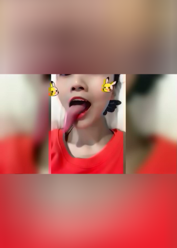 美女的舌头伸的好长有点吓人男人敢和她亲嘴吗