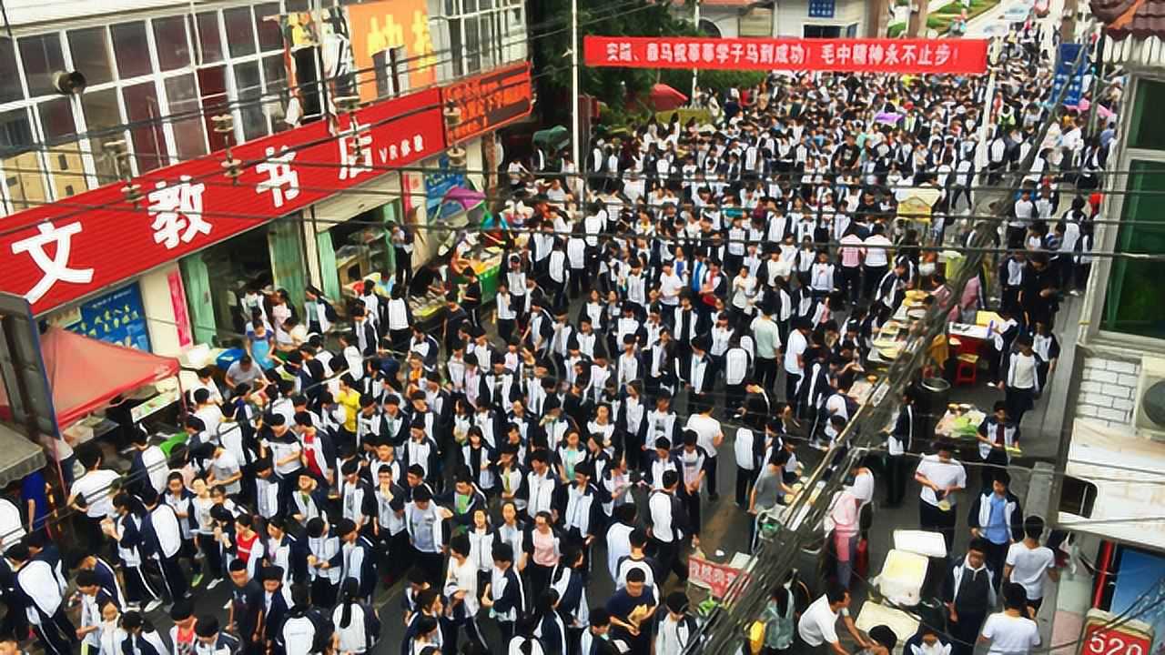 毛坦厂中学放学场景震撼上万人似潮水涌出校门