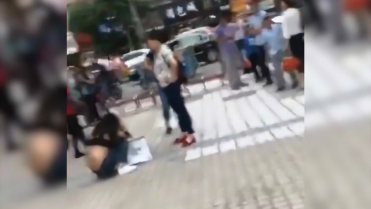 女子被当街扒衣服，大爷上前喝止_腾讯视频