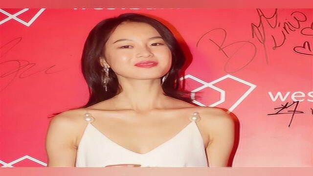 维密超模谢欣穿白色裙装出席活动,笑容甜美,大方自信!