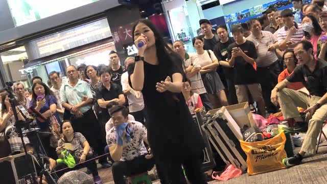 香港街头艺人彭梓嘉翻唱谭咏麟经典歌曲捕风的汉子