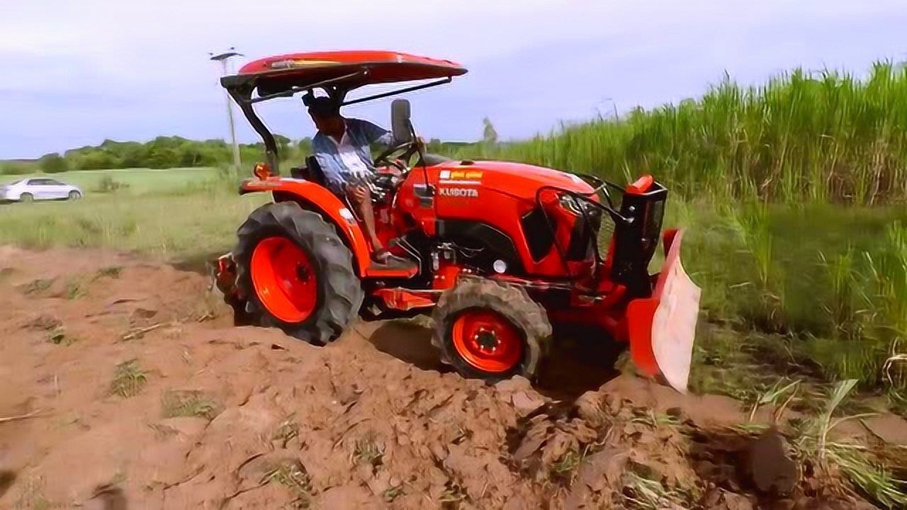 农民驾驶久保田拖拉机犁地这农机一看就很有劲