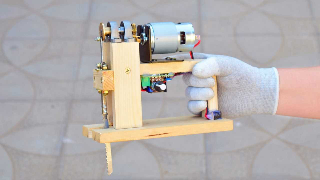 教你自制强力曲线锯木板和775马达diy小型切割机便携木工电锯