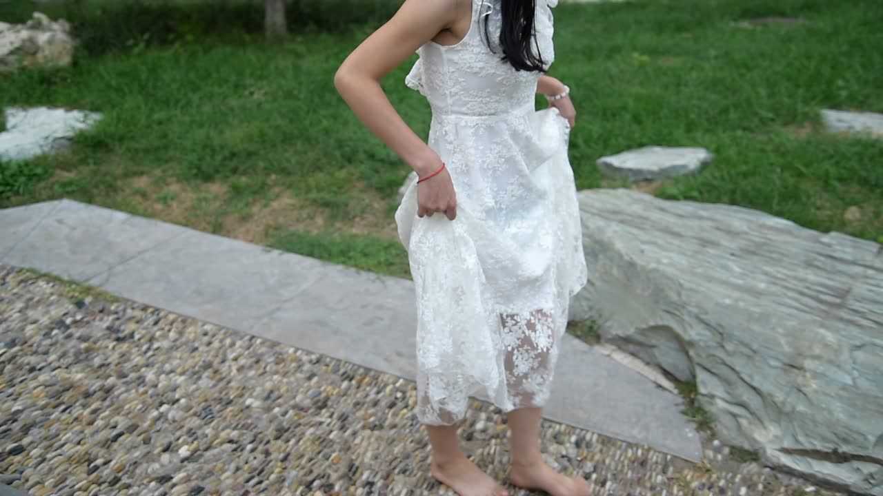 小姐姐赤脚踩鹅卵石_腾讯视频