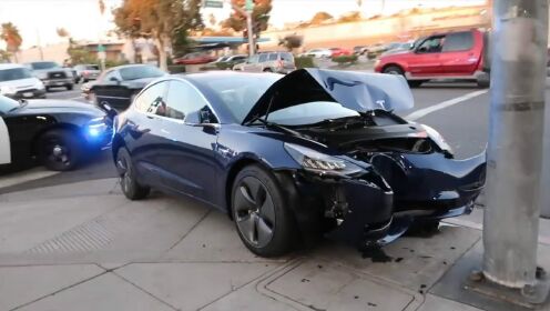 特斯拉Model 3车祸撞灯柱，但却意外收获大量好评