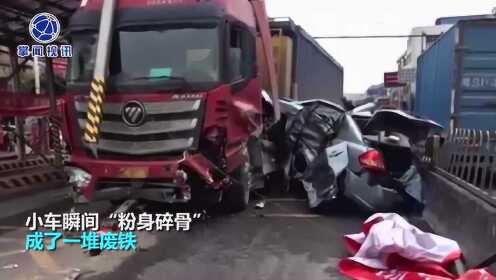 女司机强行变道“怼”货车 小车被撞秒变废铁