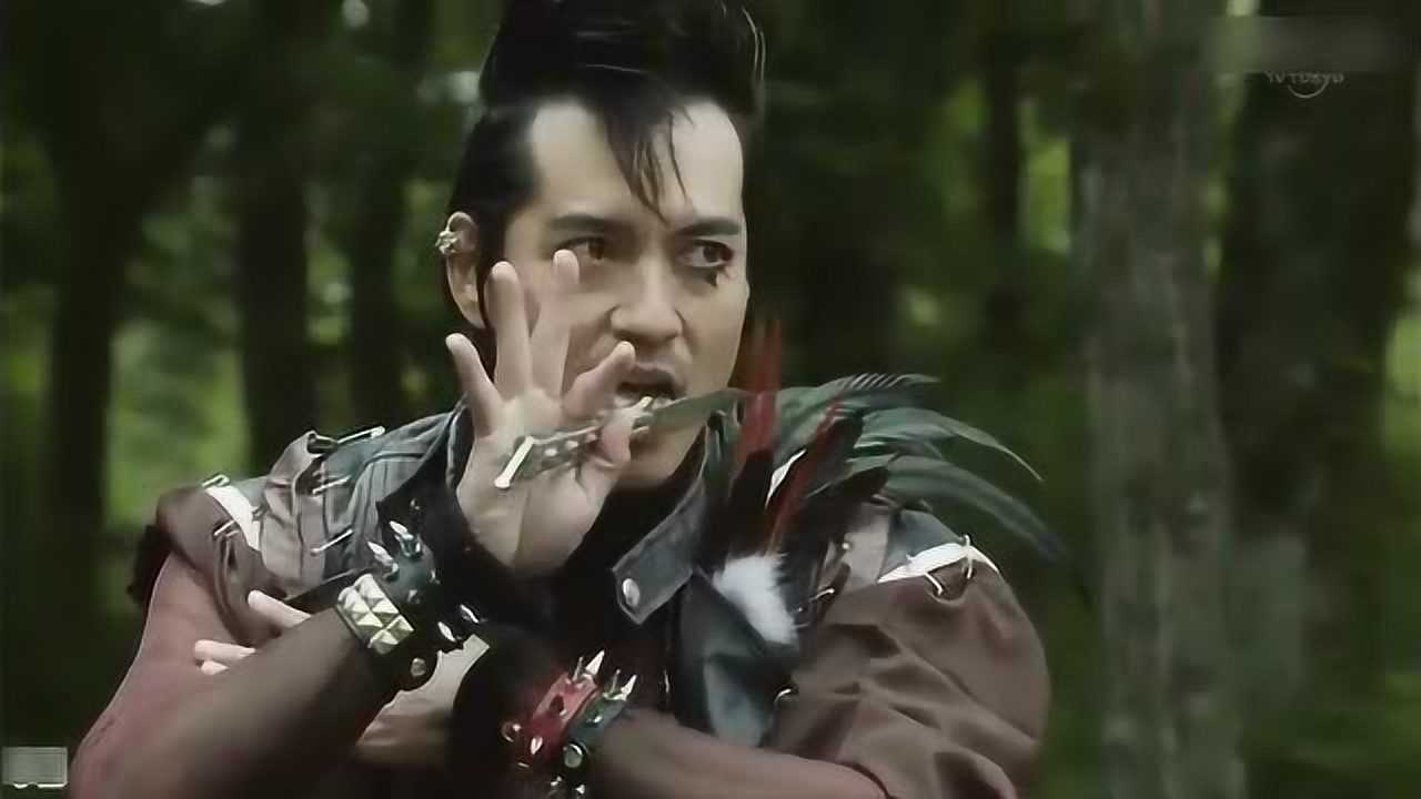 我的这把刀可是涂满了毒药的毒刃,然后舔了一口