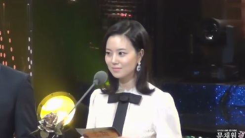 韩饭分享KBS演技大赏文彩元在颁奖典礼台上花絮