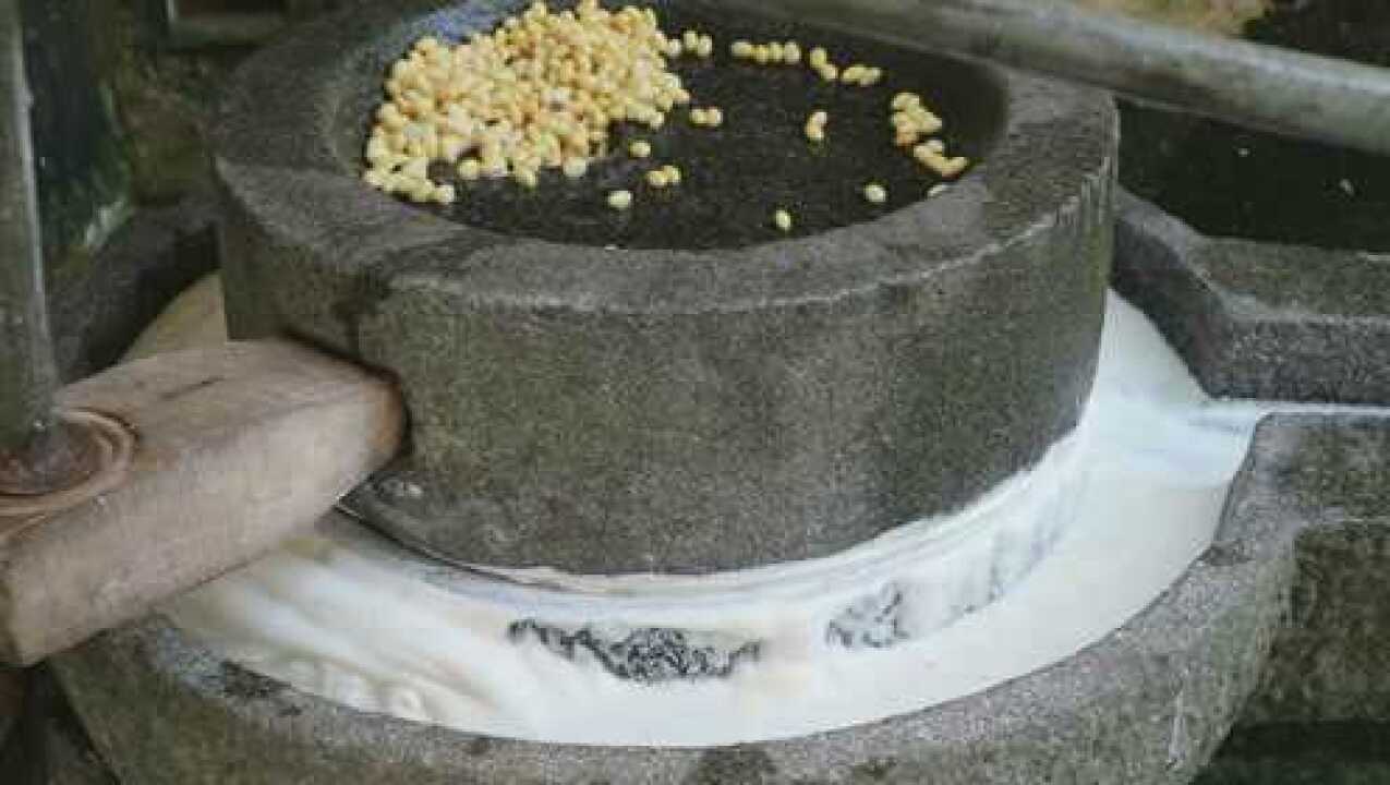 黄豆用石磨磨成浆,这才是我想要的原汁原味_高清1080P在线观看平台_腾讯视频