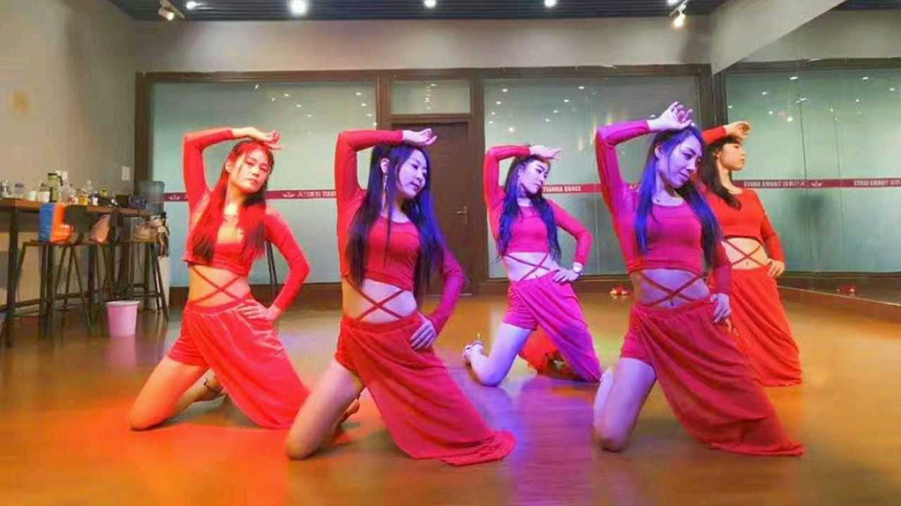 深秋美女舞蹈室跳舞秀出好身材