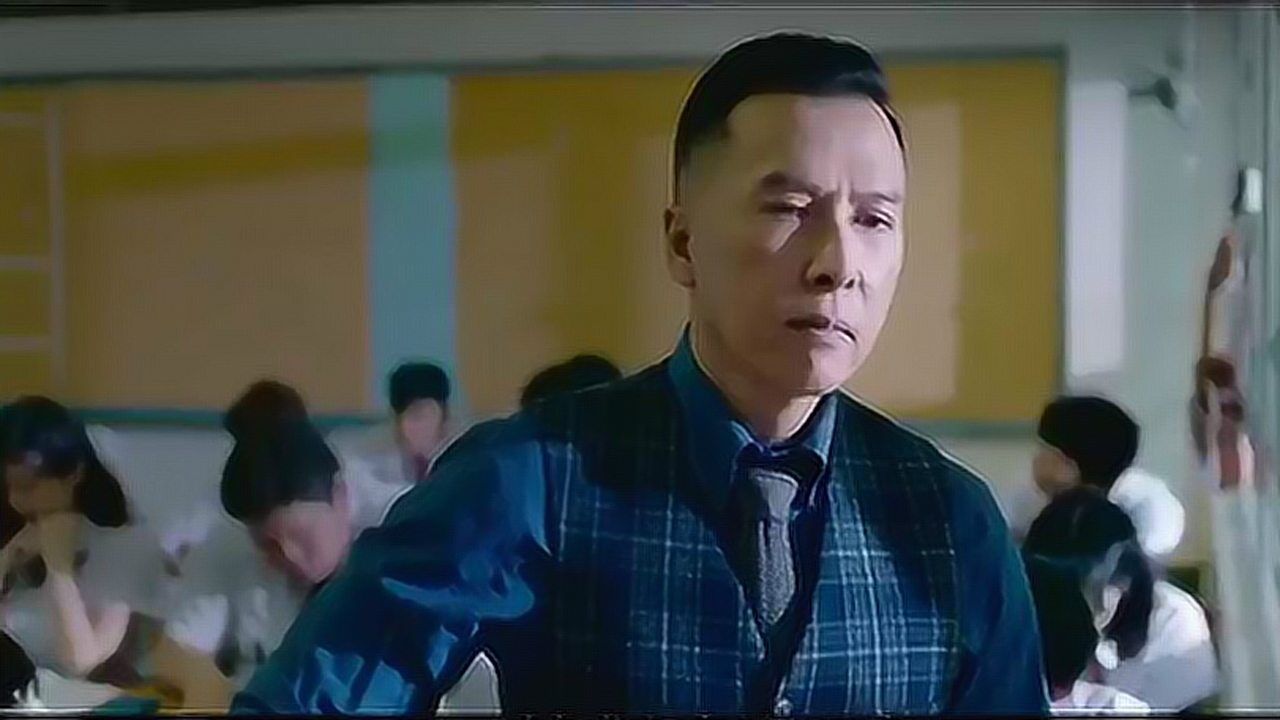 甄子丹新电影大师兄变成中学老师依然很能打暴揍惹事份子