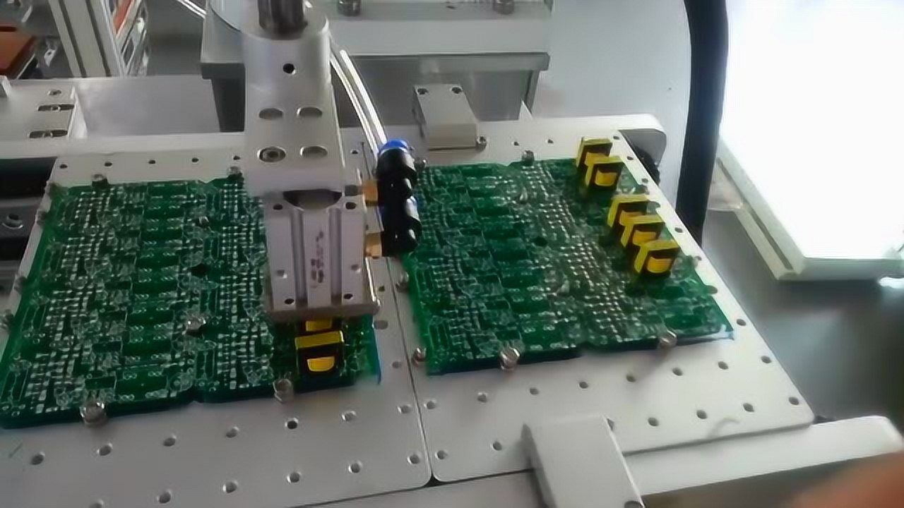 PCB板自动插件机_腾讯视频