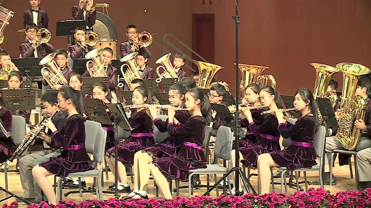 北京万泉小学交响管乐团打起手鼓唱起歌