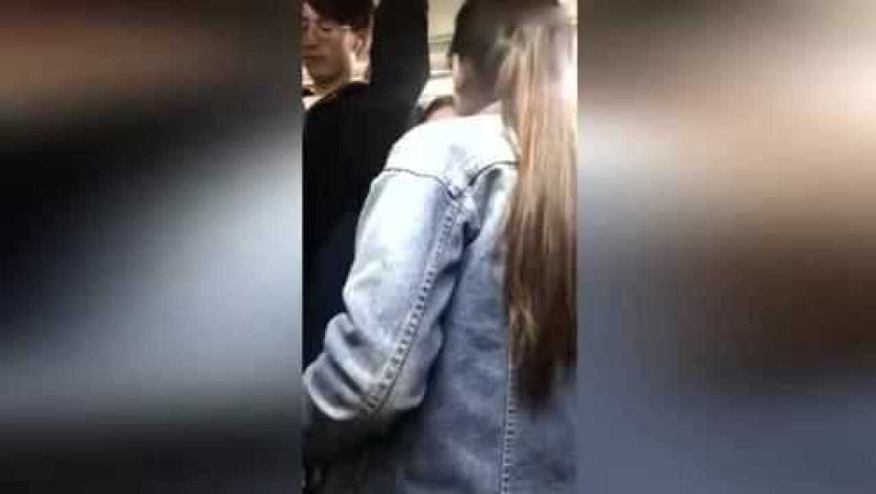 女孩地铁上怒怼猥琐男：舒服吗？软吗？_高清