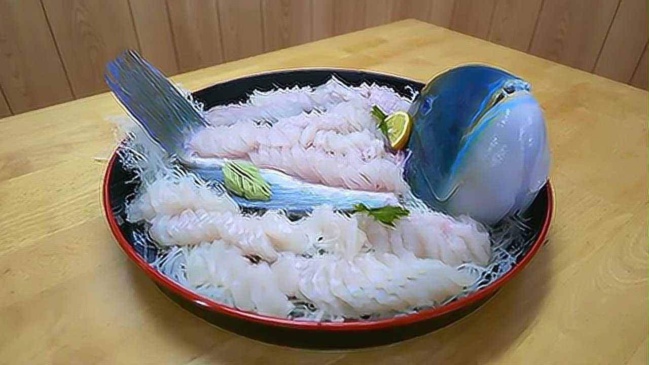 日本海鲜市场,巨型青衣鱼做成生鱼片