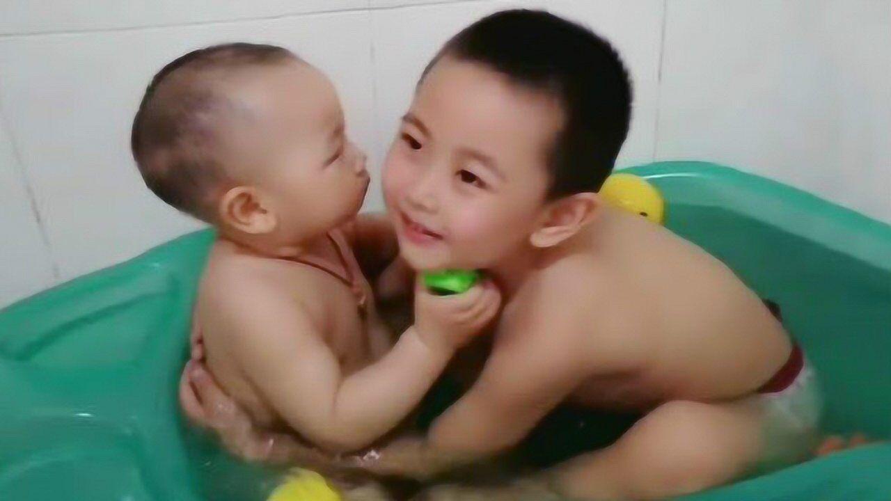 小哥哥和弟弟一起洗澡，总是忍不住亲弟弟