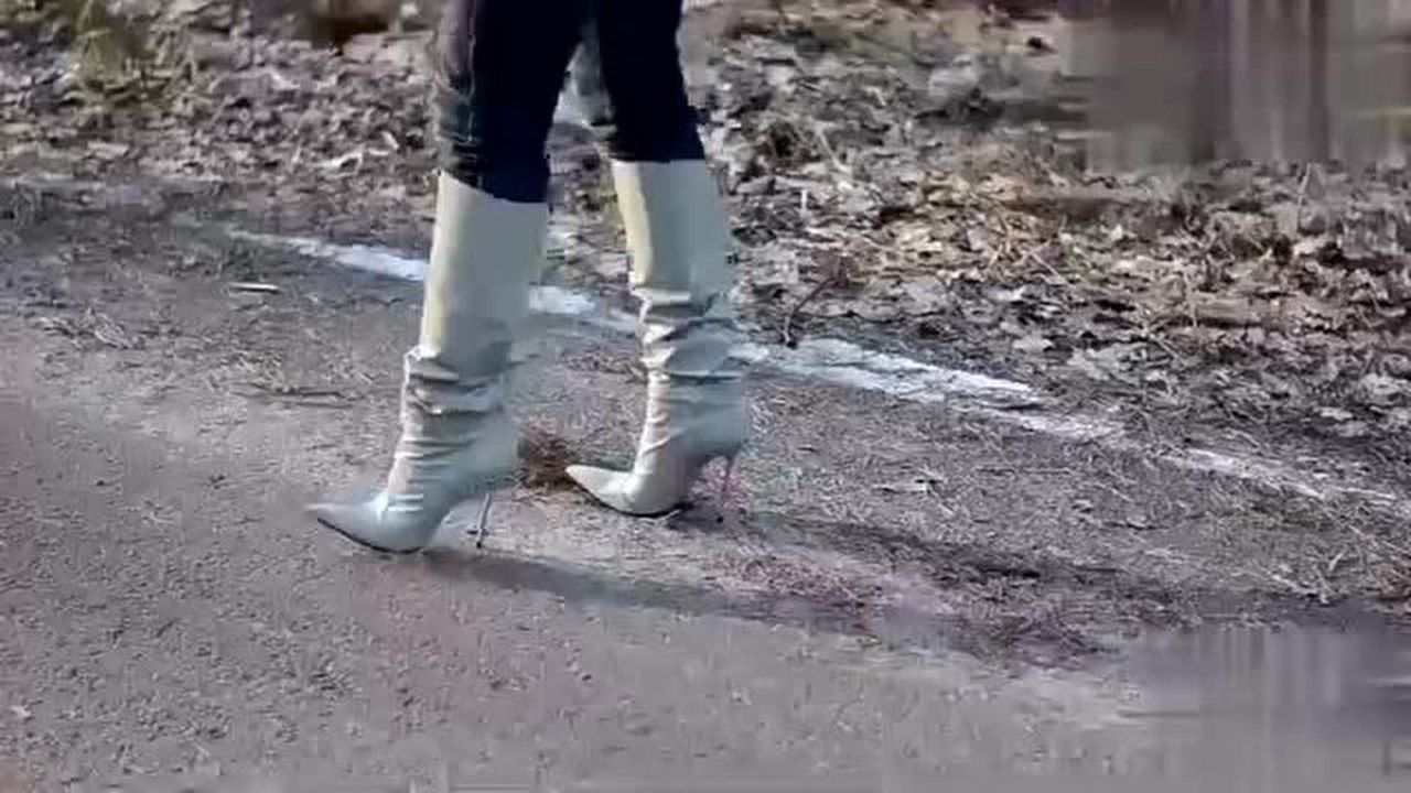 高跟鞋踩踏力到底有多大?看这密集的痕印,就能想象踩人多痛了