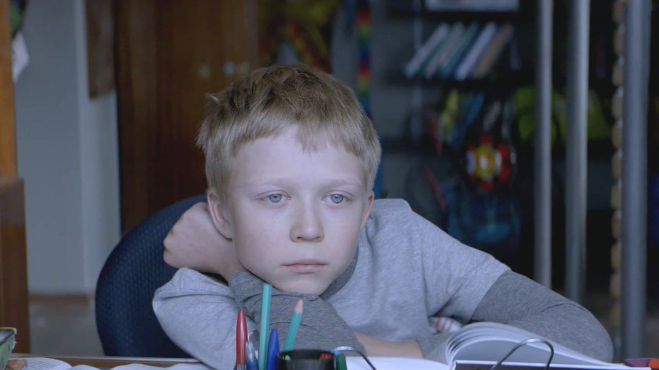 全片冷色调的家庭悲剧,一个畸形婚姻酿成的惨祸,孩子