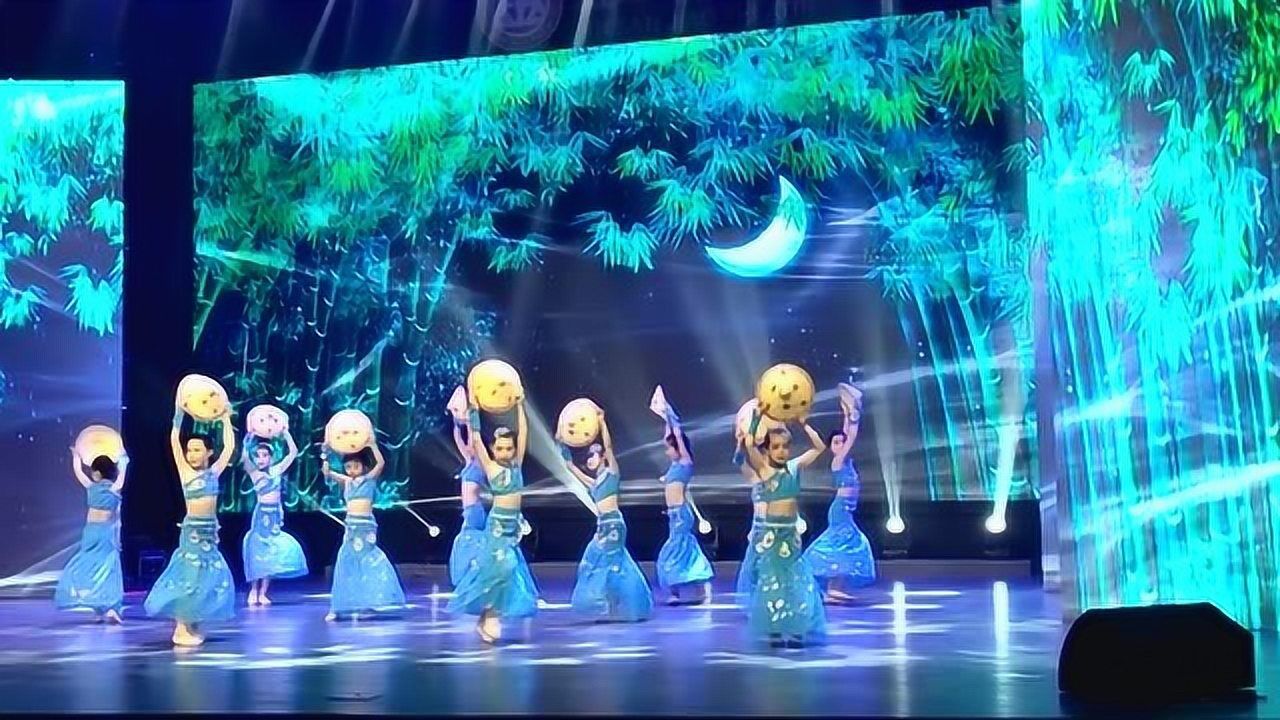 宝宝们的傣族舞蹈表演《侗乡之夜》