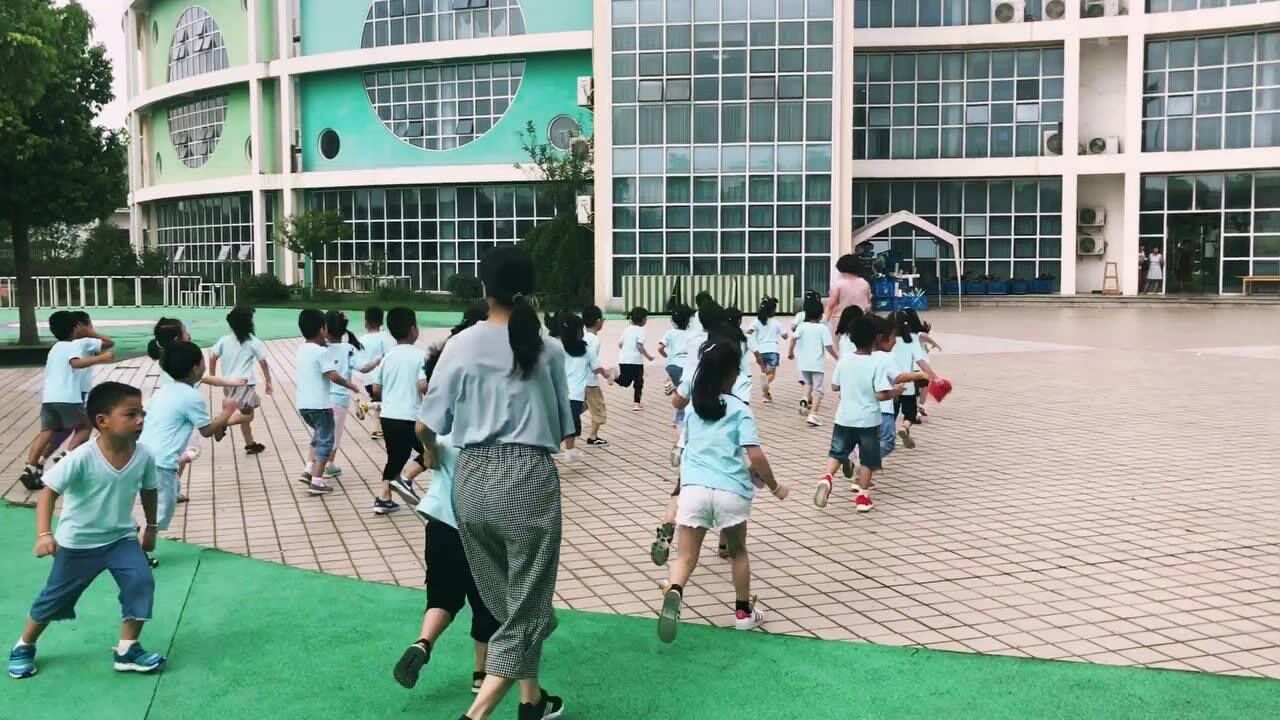 七都幼儿园防暴演练视频2