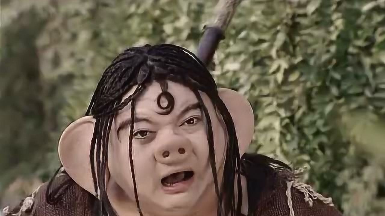 猪八戒一脸委屈的看着三个现代青年说高老庄要杀猪简直太好笑了