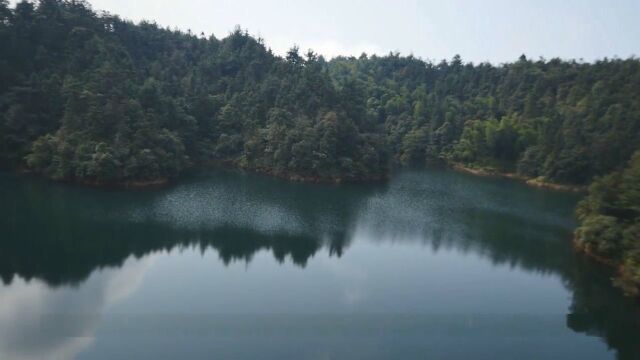 航拍贵州赤水绝美的碧水、连绵高山、云雾缭绕,人间仙境不过如此