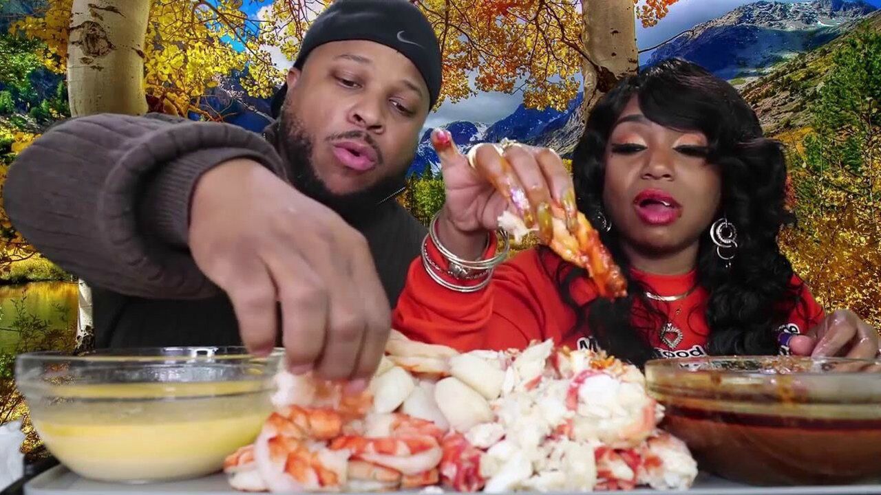 非洲大妈和搭挡吃海鲜有蟹腿虎虾和扇贝看得让人流口水