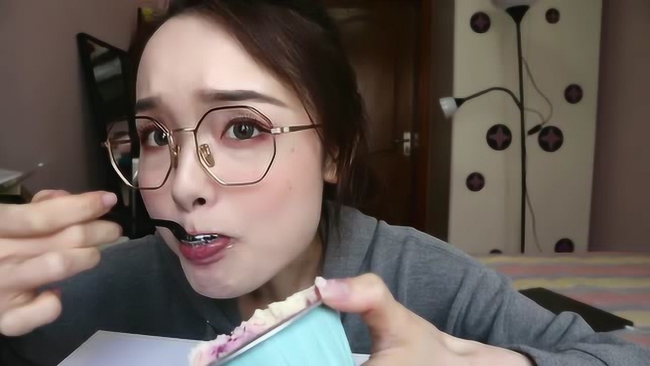 上海吃播哎哟阿尤吃火龙果味蛋糕盒子还没吃两口就打嗝了