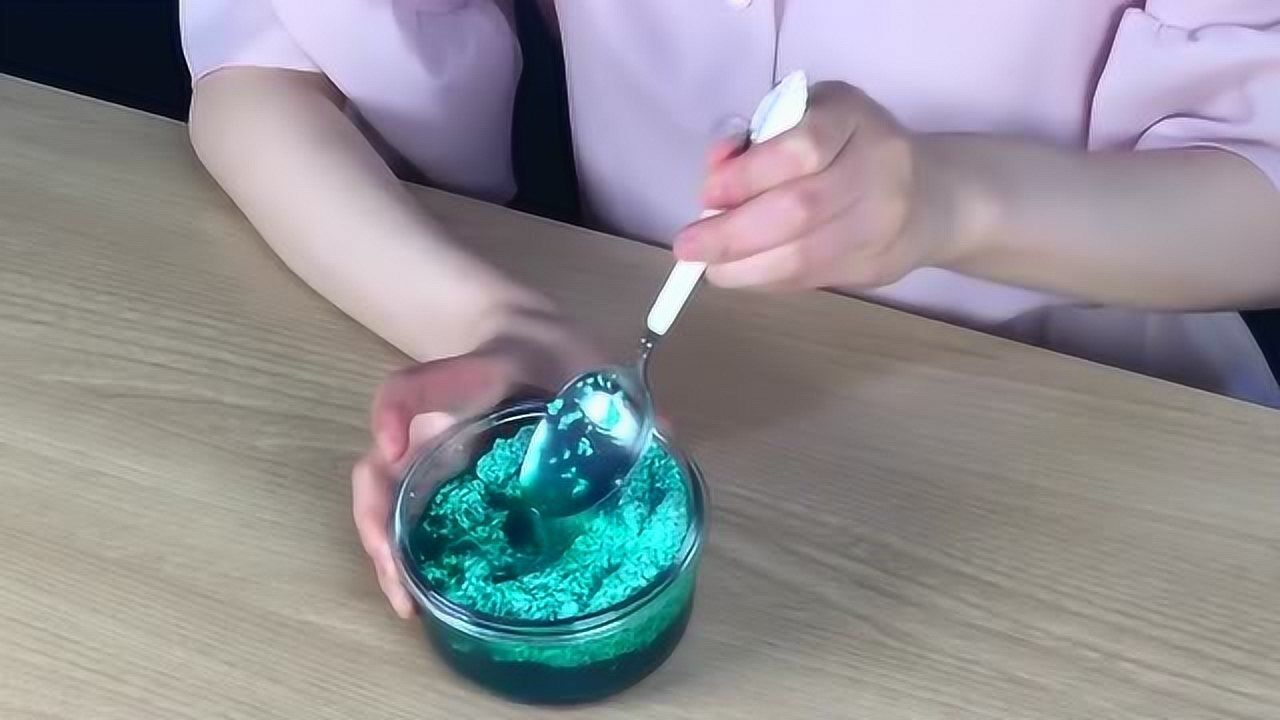 小伶玩具玩过冰冻粘土来看看小伶是怎么制作这个冰冻黏土