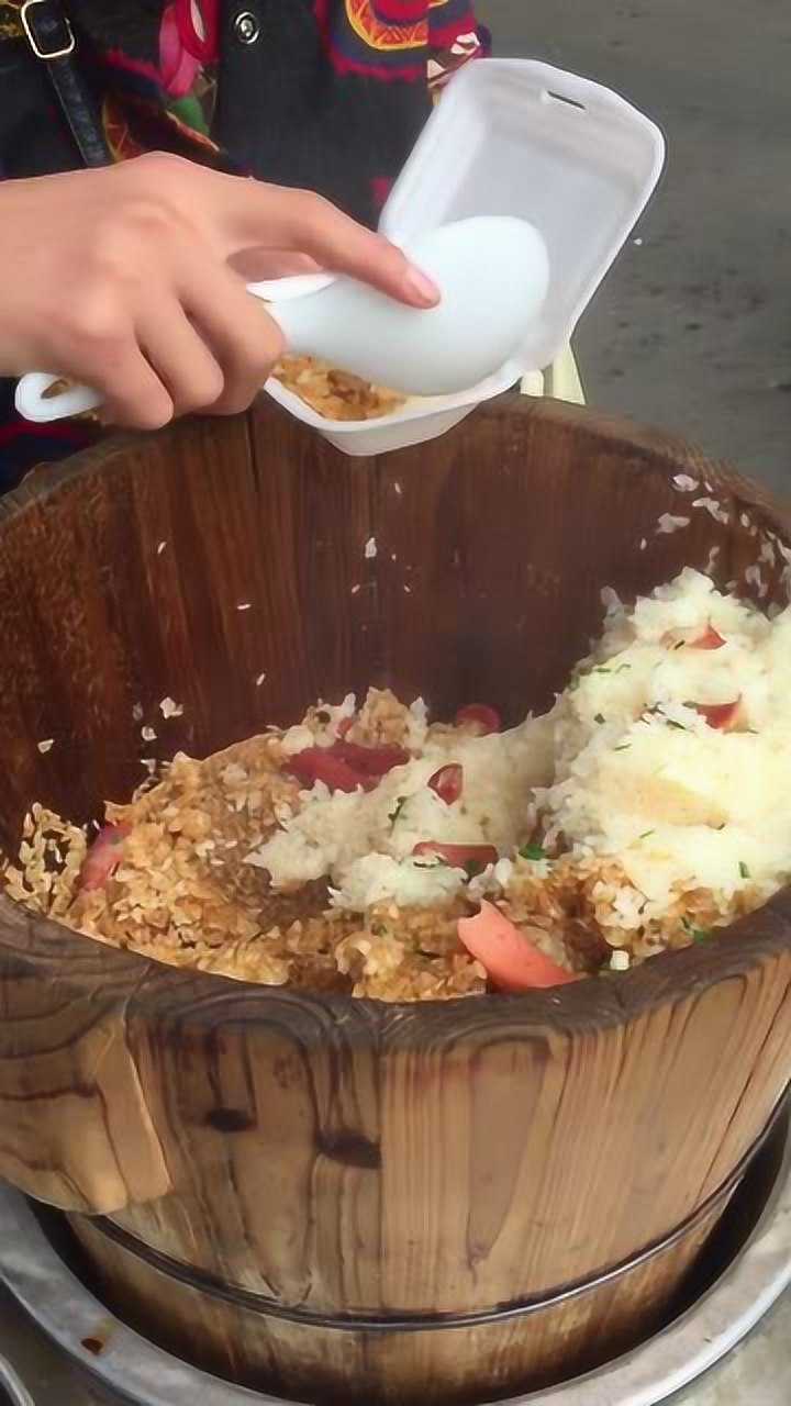 早餐摆摊木桶蒸糯米饭图片