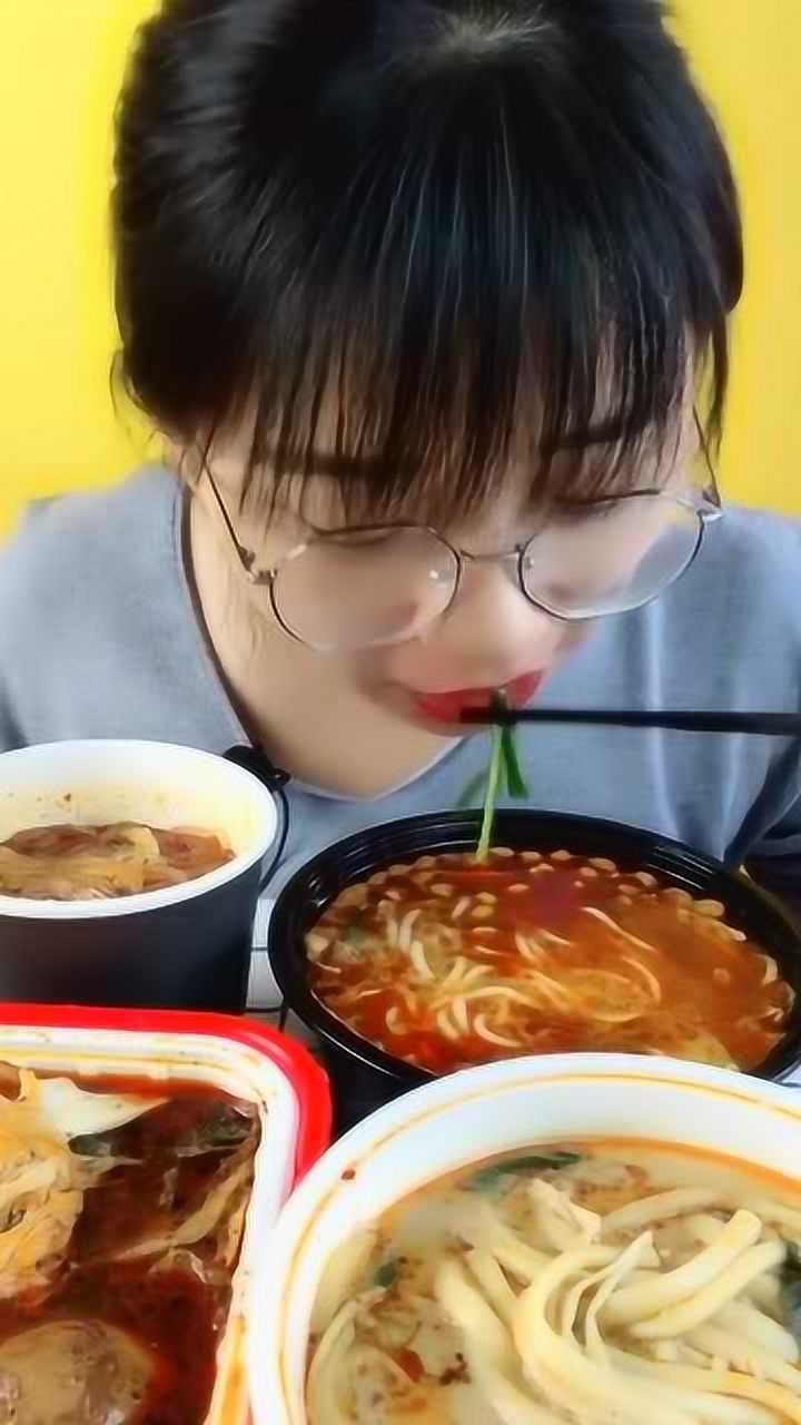 小姐姐直播吃米线,这一大口下去,简直不要太爽了吧!