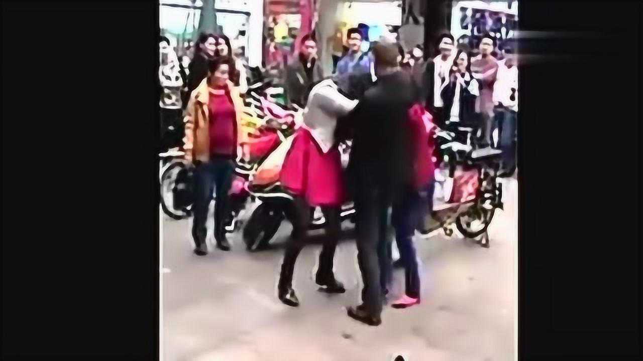 实拍原配和小三当街打成一团,女人打架真厉害_腾讯视频