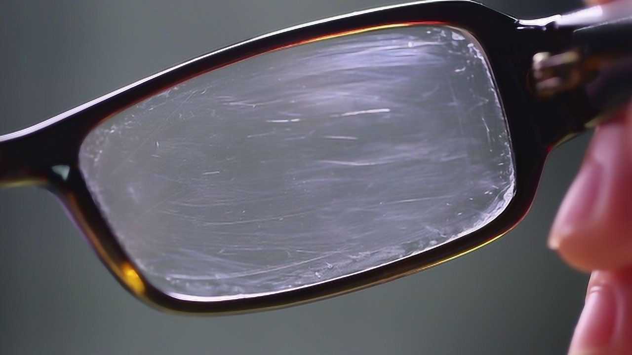 眼镜刮花了怎么洗眼镜店老板说用点这个2分钟镜片修复如新