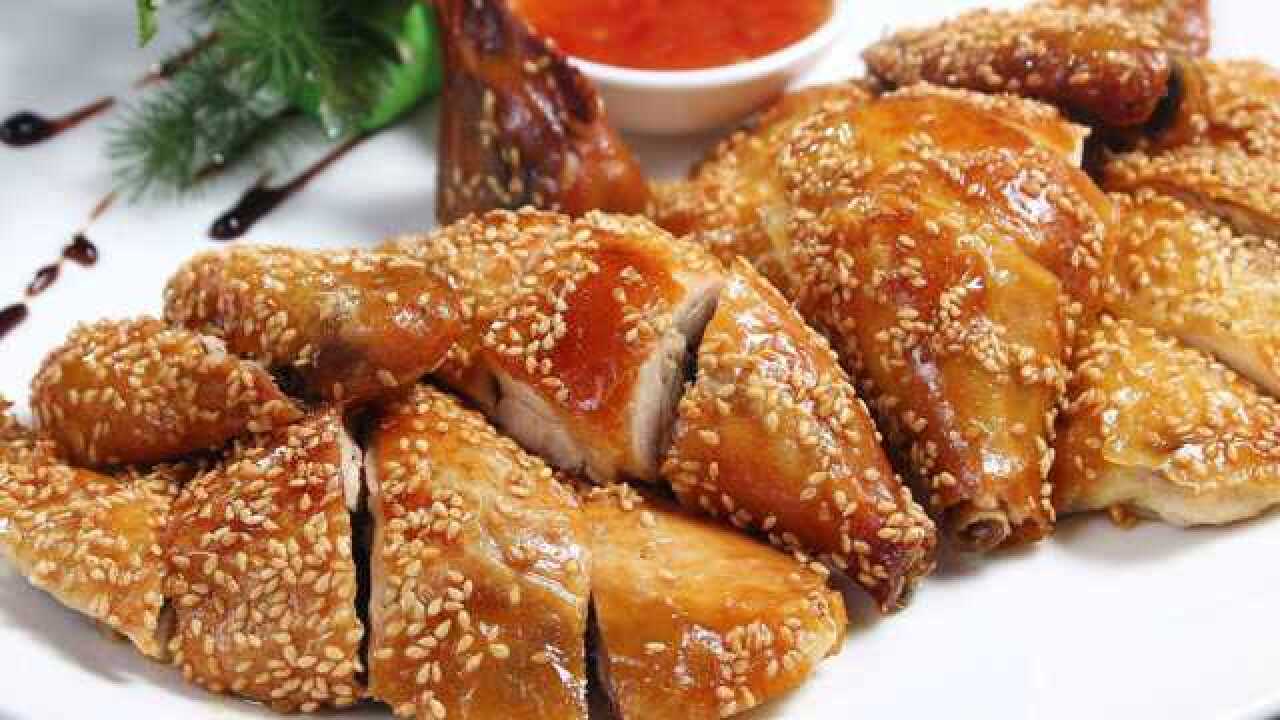 青岛春和楼饭店百余年的名菜——《香酥鸡》