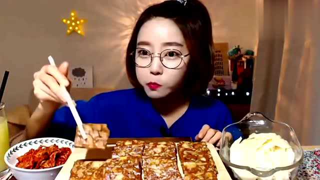 大胃王美女欧尼吃q弹美味的猪肉冻最爱泡菜让人食欲大发