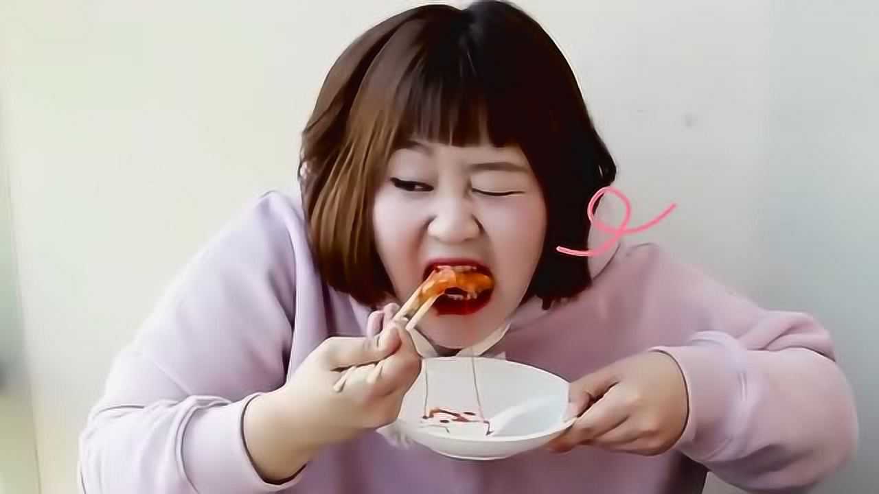 大胃王:韩国胖妹杨慧吃播年糕芝士锅 2份紫菜香肠饭团 蒸蛋