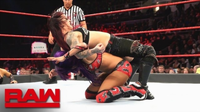 RAW 10.22: 莎夏不能袖手旁观贝莉场边被围攻 遭莱尔特压制输比赛