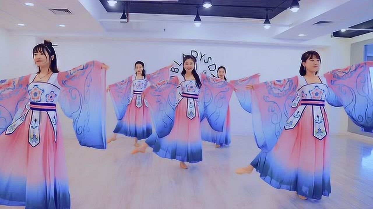 45八仙的传说,县官得到一根点金棒,把老娘小妾都变成了金子老电影故事