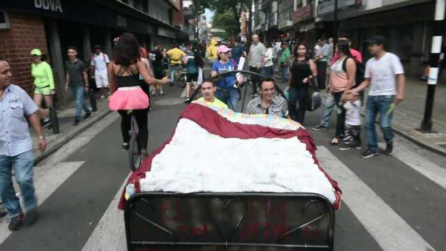 “世界懒人日” 市民们街上铺床睡一觉