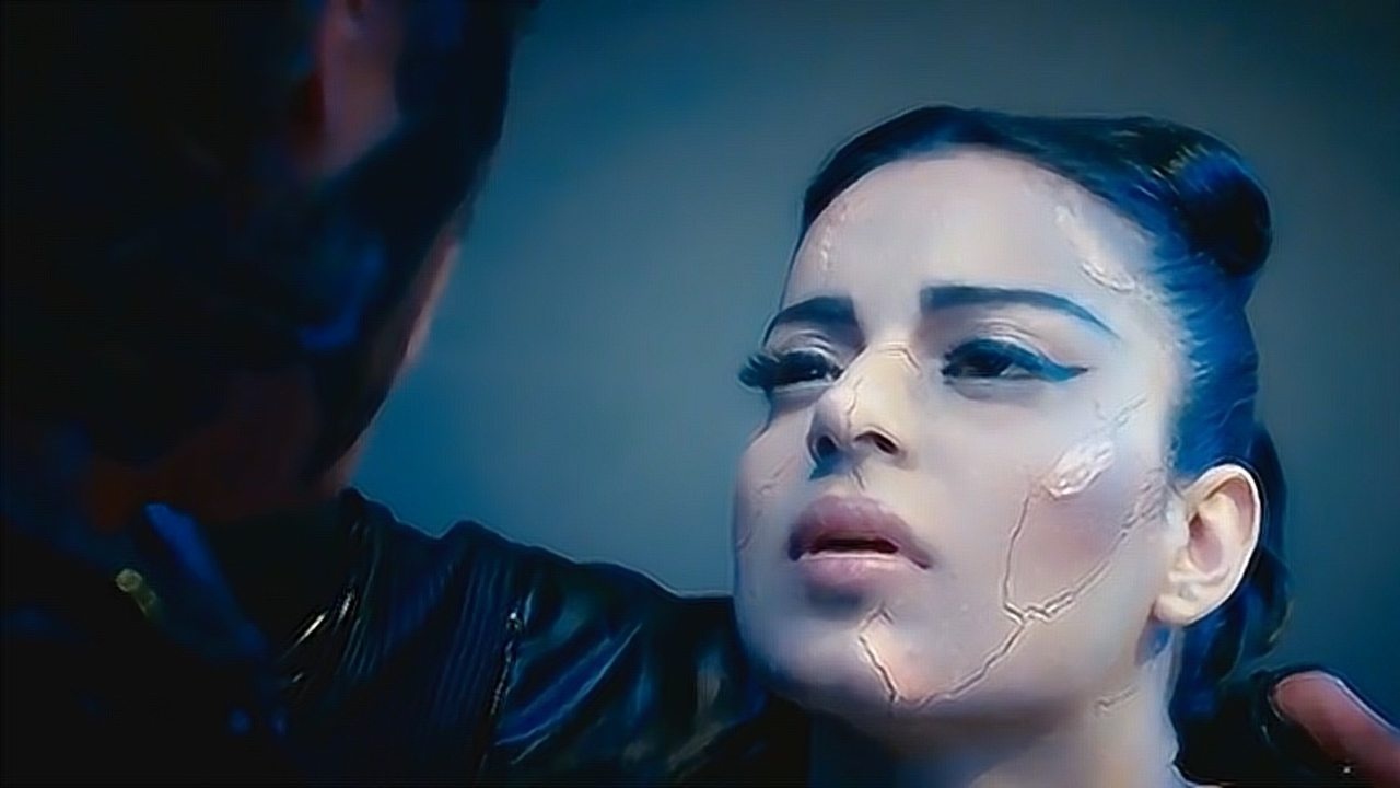 美女遇到危险瞬间就变成了怪物可惜就这样被直接干掉了