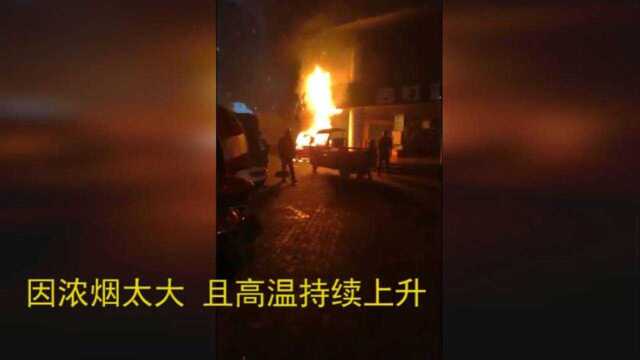 重庆街头三轮车突发自燃 大火蹿出几米高