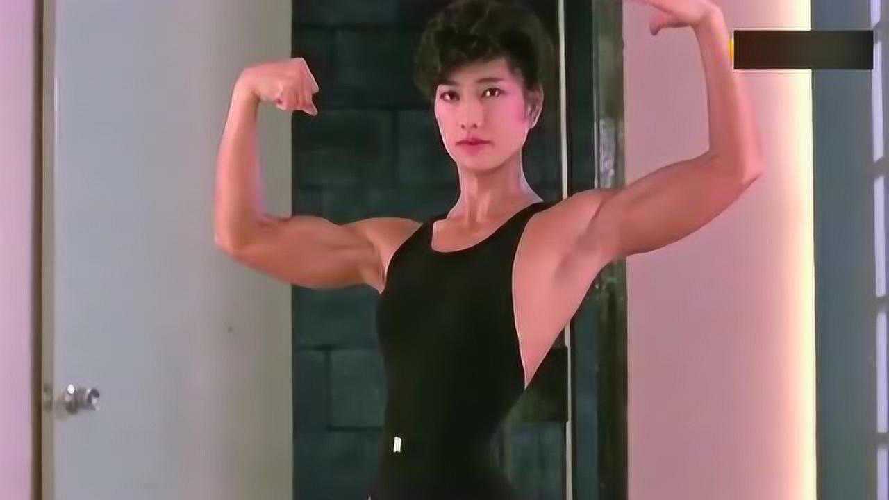 警花和肌肉女打架,肌肉女顺势脱掉外套秀身材,警花也不甘示弱_腾讯视频