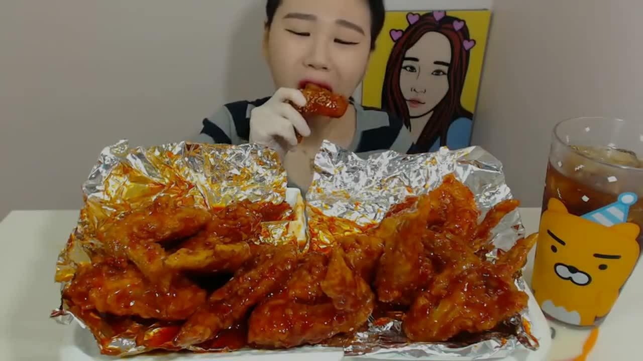 美女大胃王吃蜜汁炸鸡,看起来很诱人