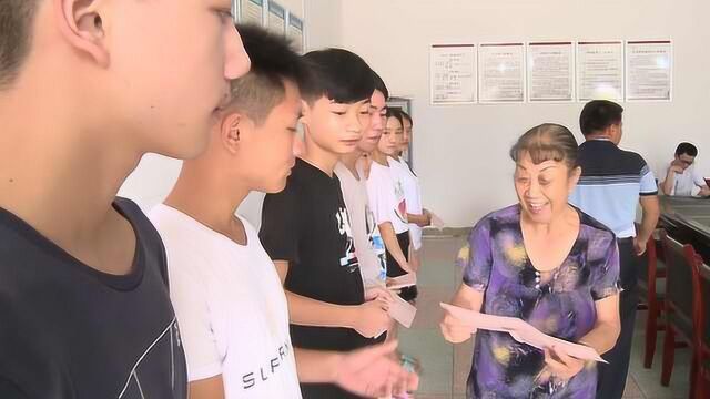 她8年自筹资金,给255名学生发奖金