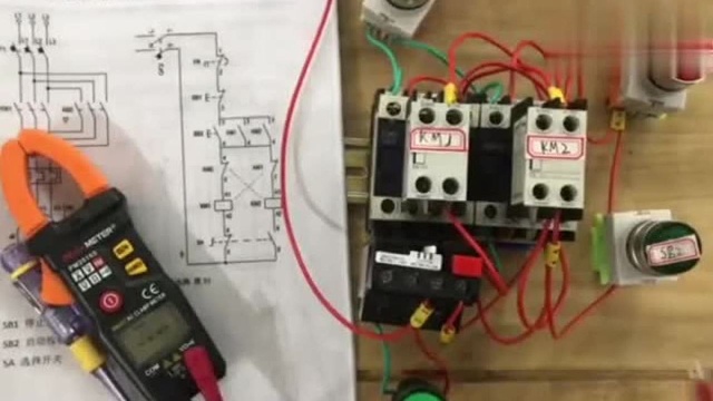 电工知识:选择按钮控制电机的正反转,接触器不动作的原因有哪些